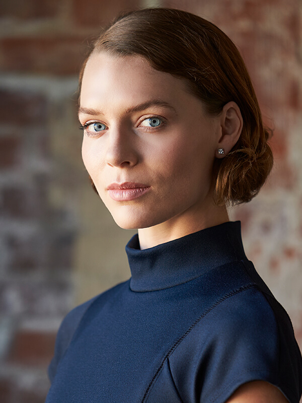 head-and-shoulders-portrait-of-young-businesswoman-PUQ4ZAK.jpg